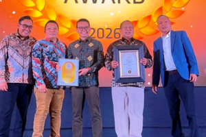 Dirut Bank Kuningan berfoto bersama usai menerima penghargaan Golden Champion.